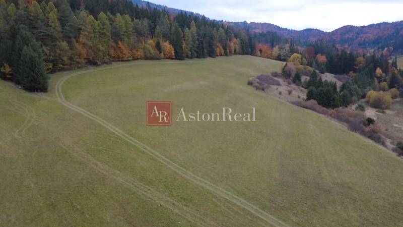 Hegyi táj rétekkel és erdőkkel a rekreációs területeken Lazy pod Makytou, Čertov.