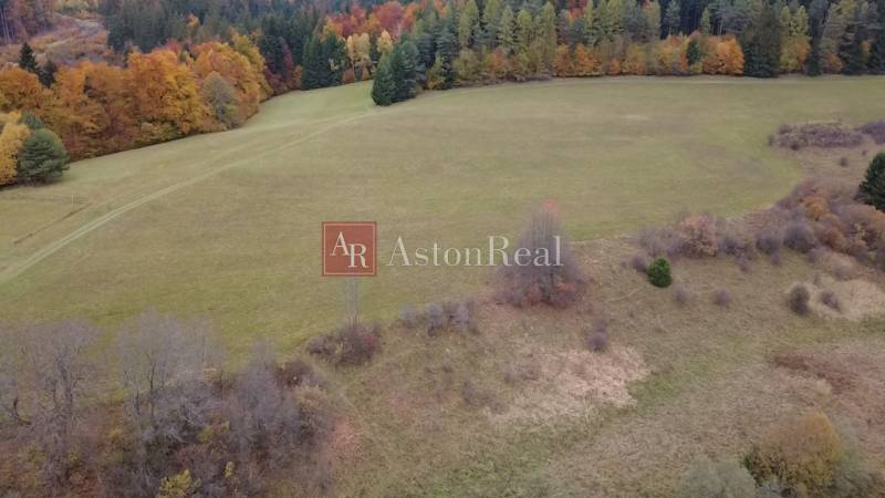 Őszi táj a Lazy pod Makytou, Čertov üdülőterületén, színes fákkal a horizonton.