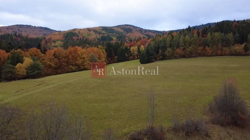 Jesenitý vidék Rekreációs területek Lazy pod Makytou, Čertov erdőkkel és dombokkal körülvéve.