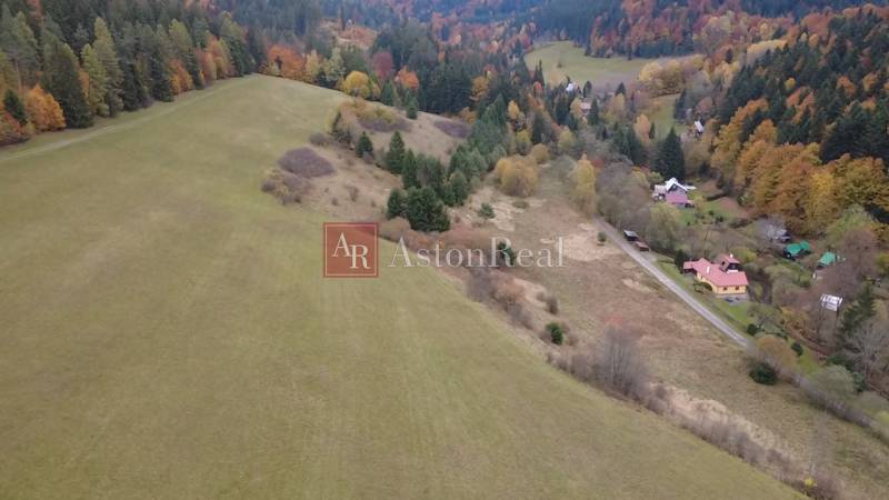 Őszi táj a Čertovói üdülőterületeken, Lazy pod Makytou, változatos flórával és élénk színekkel.