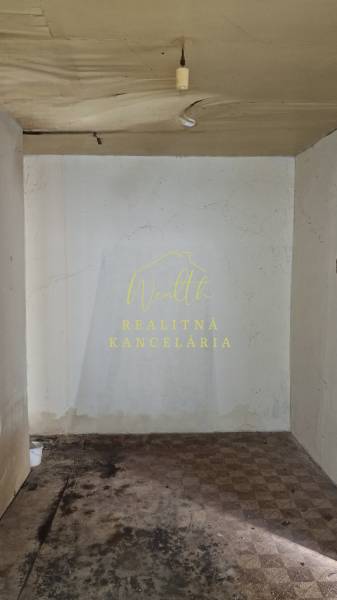 Családi ház belső tere sérült mennyezettel és padlóval, amelyen károsodás nyomai láthatók.