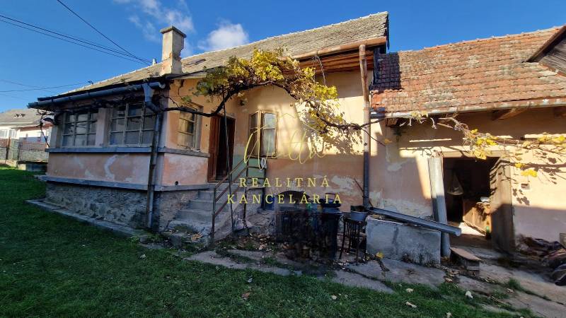 Családi ház a Zemplínska Teplica Körút utcáján verandával és kerttel.