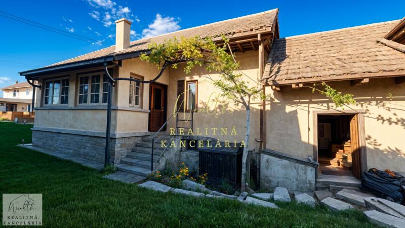 Családi ház a Zemplínska Teplica Körút utcáján, rendezett kerttel és virágokkal.