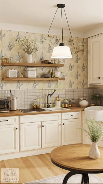 Konyha családi házban virágos tapétával, fehér szekrényekkel és fa mintázatú padlóval.
