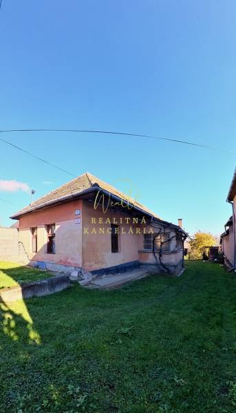 A Zemplínska Teplica-i Okružná utcai családi háznak ferde teteje és kertje van.