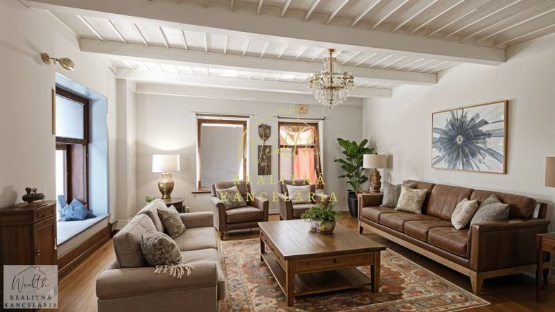 Nappali családi házban bőrkanapéval, fa dekoros padlóval és szőnyeggel.