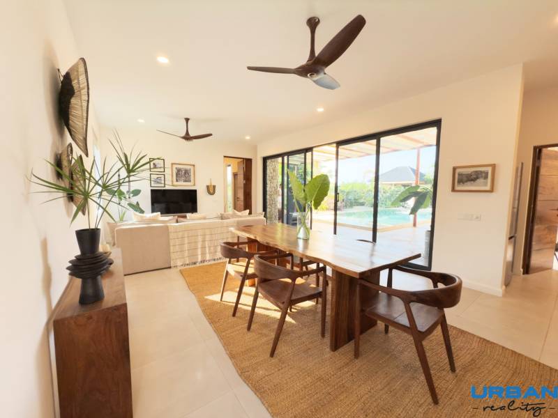 Belső tér étkezőasztallal, fa dekorációjú padlóval és nagy üvegajtókkal, házépítés.