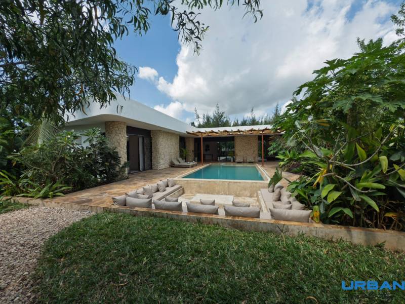 Egy medencés ház zöldövezetben, a Paje utcában, Unguja déli régiójában.