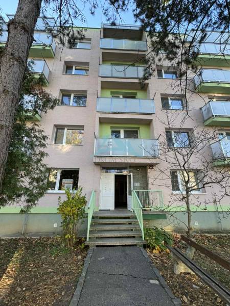 A Vajanského utcai erkélyes társasházban egy 3 szobás lakás eladó.