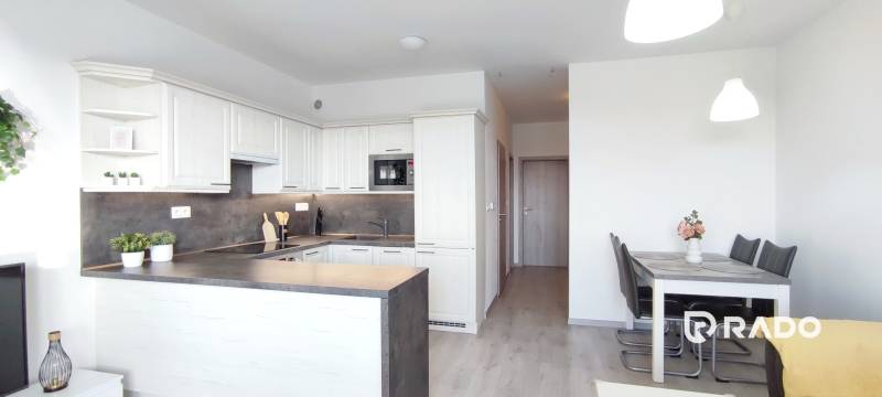 Konyha és étkező sarok egy kétszobás lakásban fa dekoros padlóval.