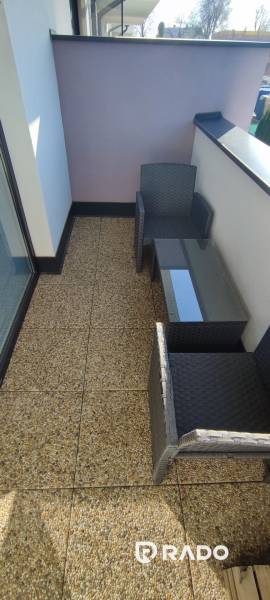 Erkély ülőhellyel egy kétszobás lakásban a Predmerského utcában, Trencsénben.