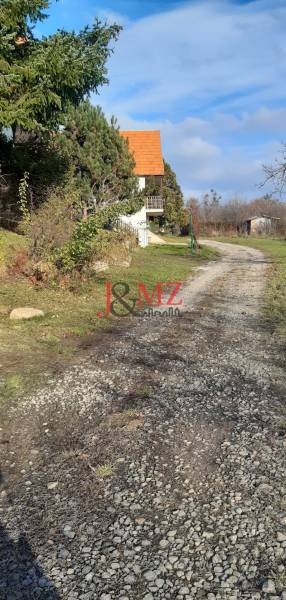 Felső Jablonóc rekreációs telkek Jablonócon egy kis ház melletti járdával és fákkal.