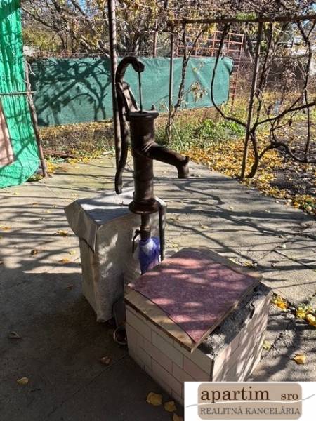Vízszivattyú a Közép utcai kertekben Pozsony-Ružinovban ősszel.
