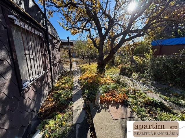 Kertek a Közép utcában, Pozsony – Ruzsinov, járdával és fákkal.