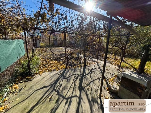 Őszi kert Pozsonyban - Ružinov a Stredná utcában, lugassal és lehullott levelekkel.