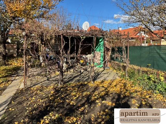 Kert a Pozsonyi Közép utcában - Ruzsinovban, szőlővel és kerti pavilonnal.