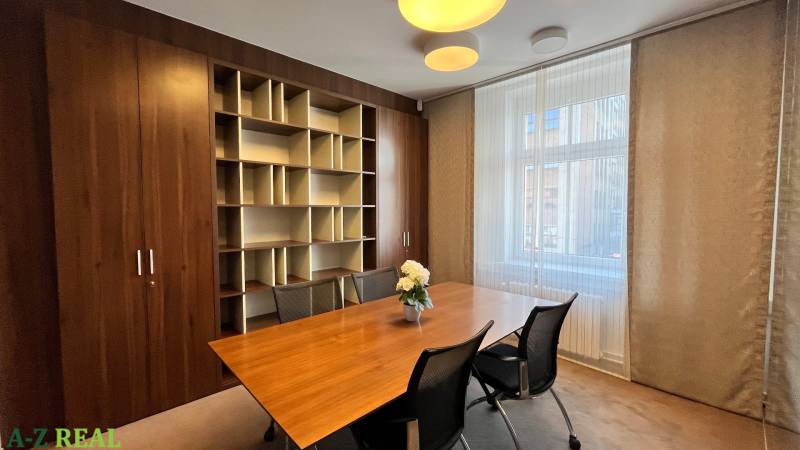 Irodák fa bútorokkal és konferenciaasztallal, fa dekorációjú padlóval.