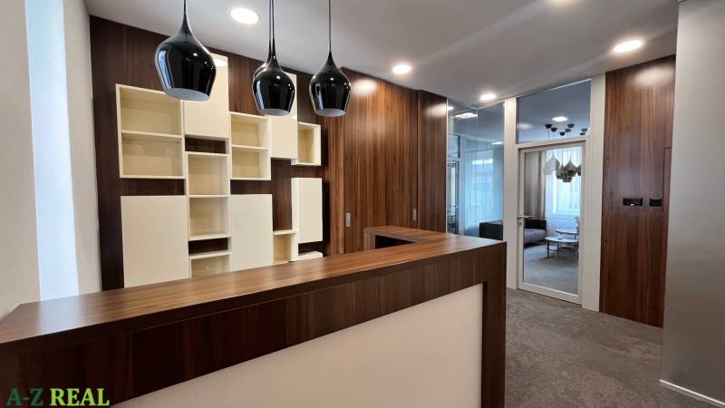 Recepció fa dekorációval és modern világítással a Radlinského utcai irodákban.