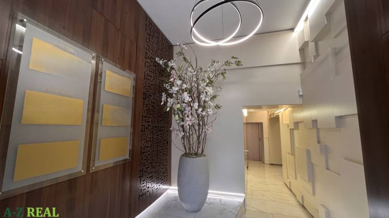 Az irodákban műanyag falak, világítási installáció és dekoráció van a vázában.