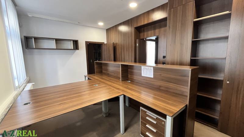 Irodák fa dekorációjú bútorokkal és beépített polcokkal.