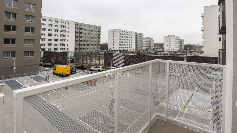 Kilátás az erkélyről az Ivánska úton, Pozsony-Ružinovban, lakóházakkal körülvéve.