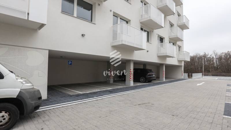 Parkolás a lakóház alatt az Ivánska úton, Pozsony - Ruzsinov.