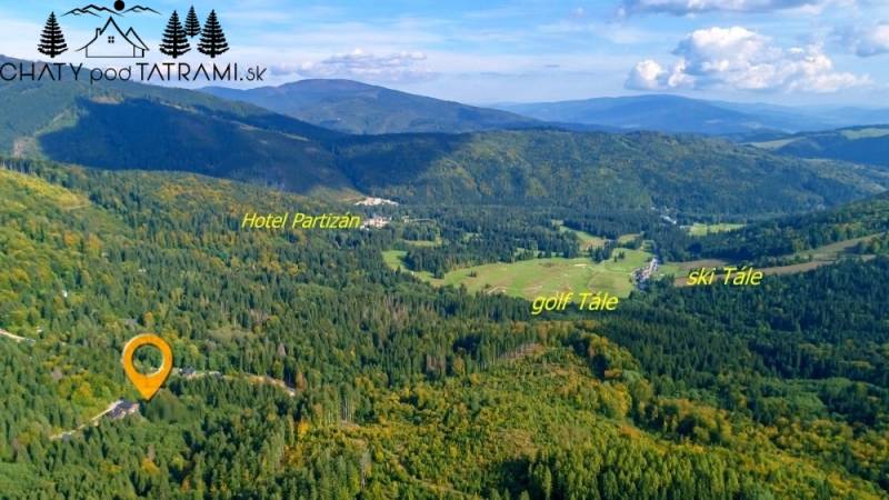 Légi felvétel az erdőről a Bystrá községben található Tále utcai ház környékén.