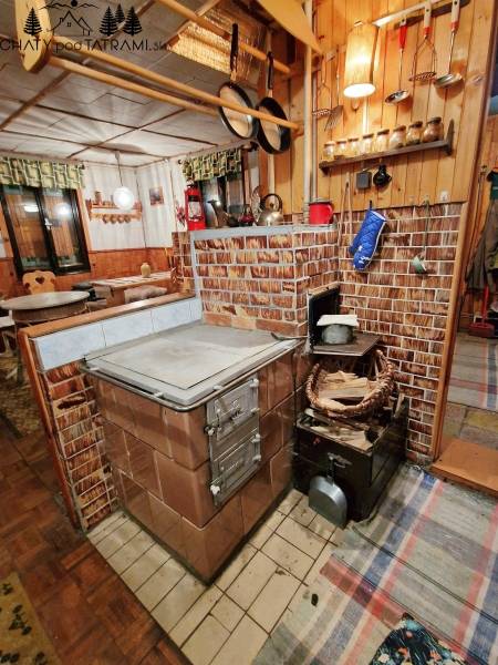 Konyhasarok fahatású dekorációval és cserépkályhával Tályán, Bystra városában.