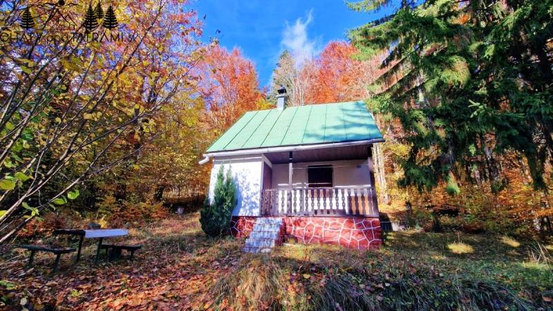 Ház a Tále-ban, Bystrá-n színes őszi természettel körülvéve, elöl egy pad.