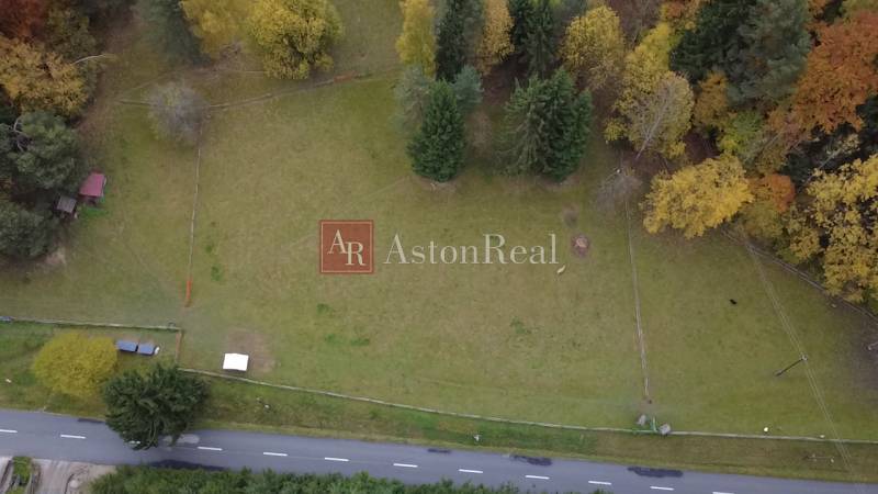 Rekreációs telkek Lazy pod Makytou, Čertov, fákkal körülvéve és aszfaltos bekötőúttal.