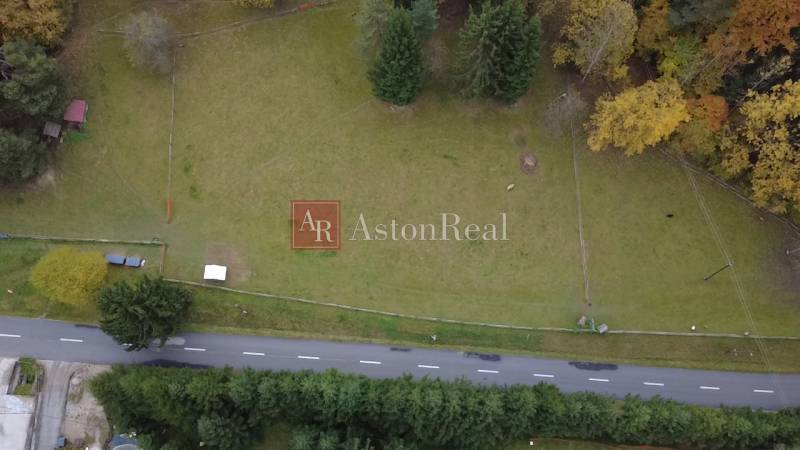 Légi felvétel a Lazy pod Makytou rekreációs területeiről, Čertov utca, zölddel körülvéve.