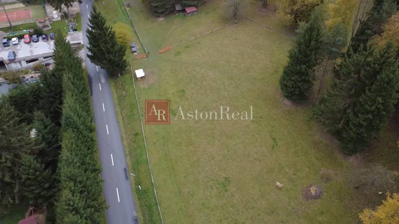 Légi felvétel a pihenőterületekről Lazoch pod Makytou-ban, Čertovban, egy fákkal körülvett út mellett.