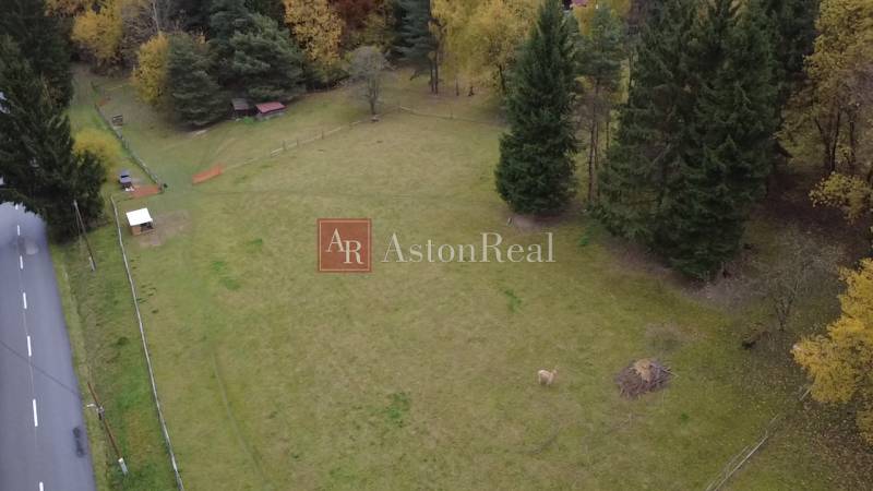 Rekreációs telkek a Čertován, Lazy pod Makytou-ban, természet és út által körülvéve.