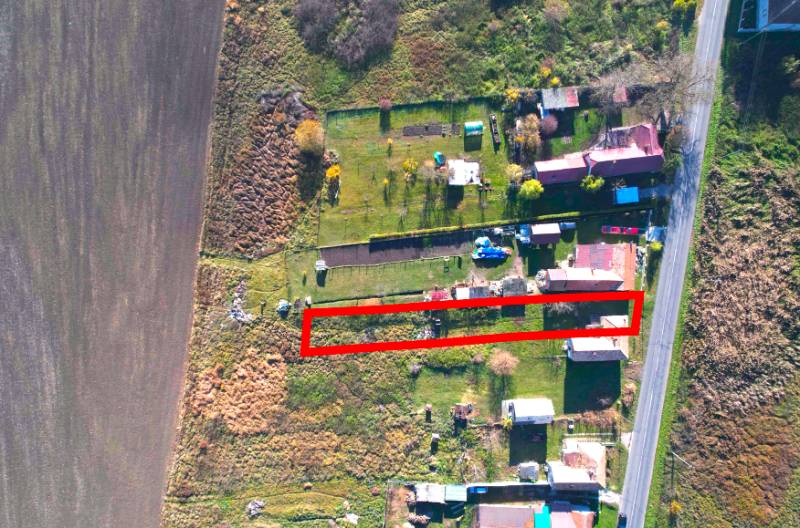 Lakótelek Radnovce-ban, természettel körülvéve, út közelében.