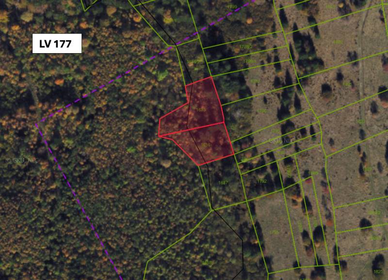 Légifelvétel a Lúčky mezőgazdasági és erdőterületeiről, piros színnel kiemelve.