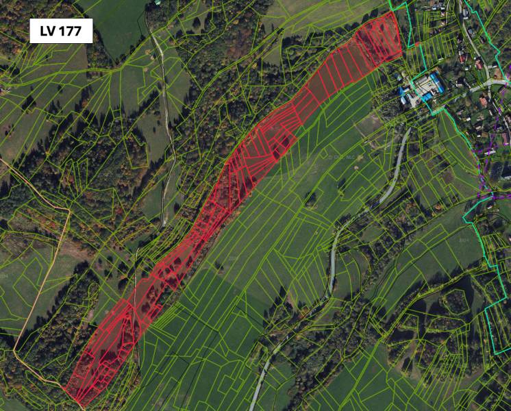 Lúčky: Mezőgazdasági és erdészeti területek kiemelt parcellákkal, utakkal és területekkel a tájban.