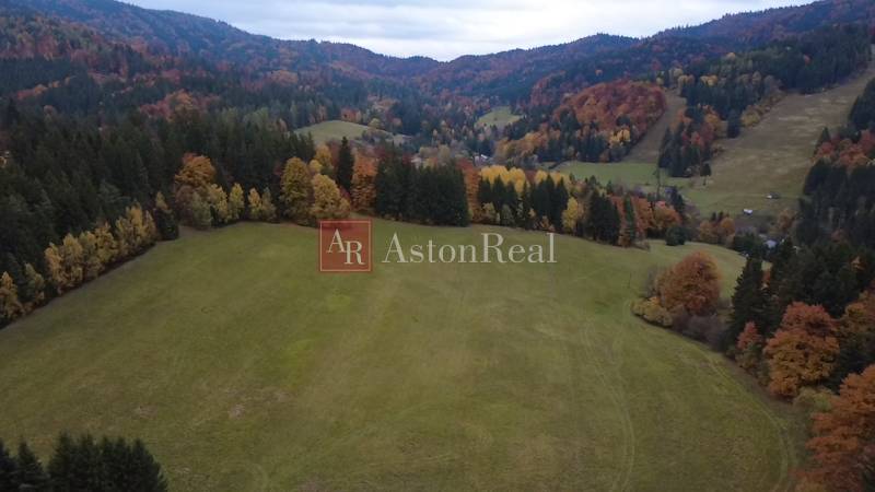 Gyönyörű őszi erdők veszik körül a rekreációs területeket Lazy pod Makytou-ban, Čertovon.