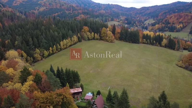 Őszi kilátás a pihenőterületekre Lazy pod Makytou község mellett, Čertov részén.