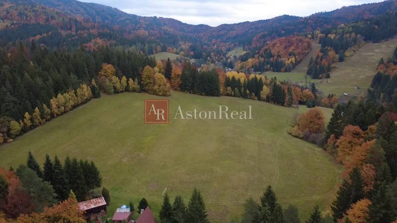 Őszi táj erdőkkel a rekreációs területek körül Čertován, Lazy pod Makytou.
