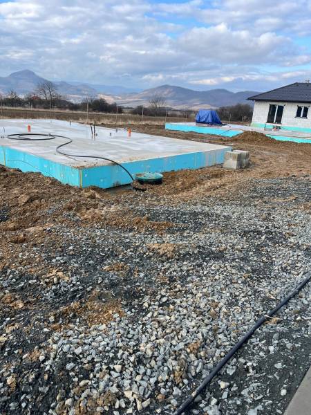 Az épület a Vyšná Šebastová utcában egy családi ház alapjait mutatja be festői környezetben.