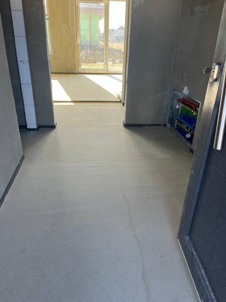 Folyosó családi házban padlófűtéssel, kilátás a Vyšná Šebastová utcára.