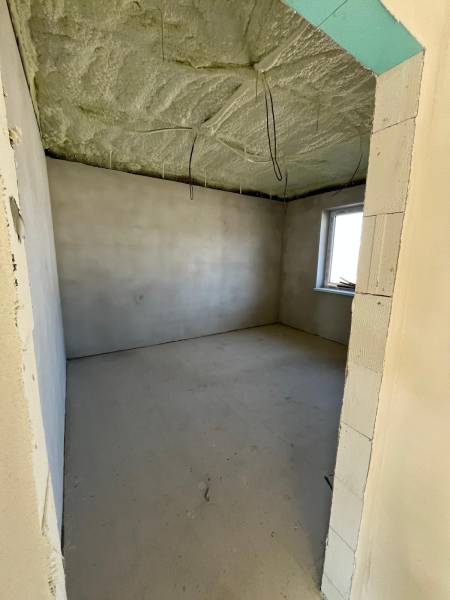 Szoba építés alatt ablakkal, hőszigetelt mennyezet, családi házban, Vyšná Šebastová.