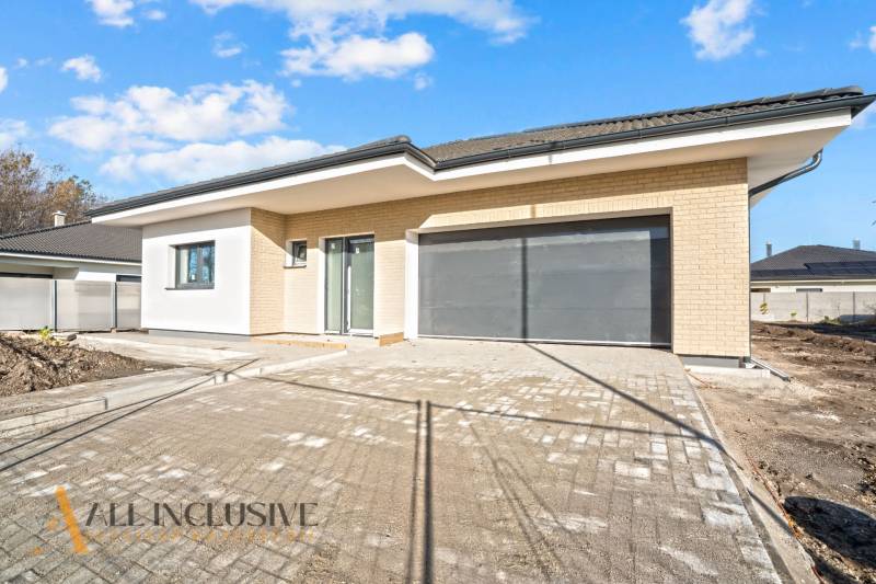 Családi ház a Florida Villa Park utcában Dunaszerdahelyen nagy dupla garázzsal.