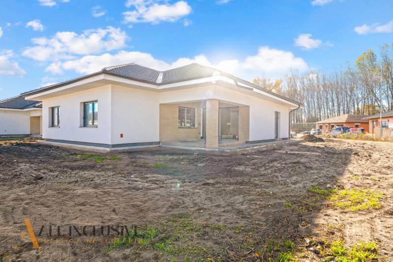 Családi ház a Florida Villa Park utcában Dunaszerdahelyen füvesített telekkel.