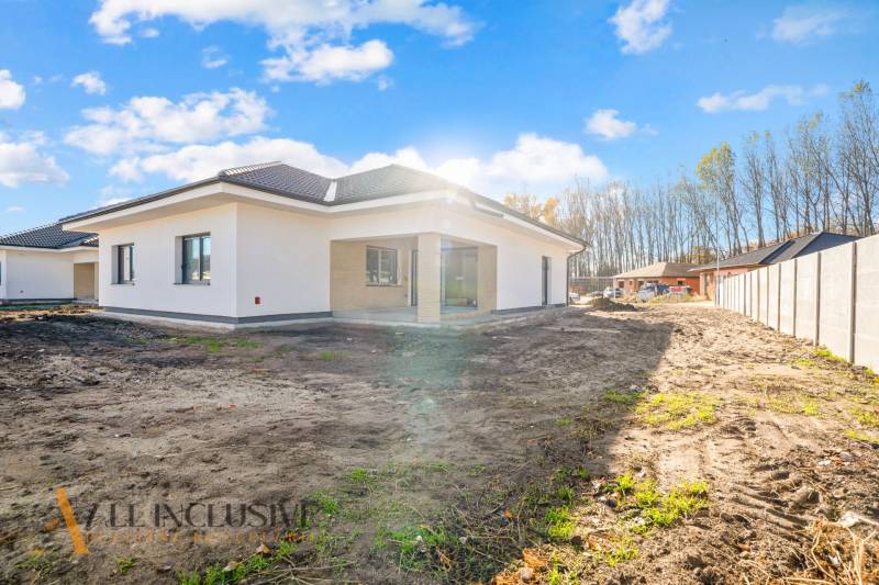 Családi ház a Florida Villa Park utcában Dunaszerdahelyen, tágas külső telekkel.