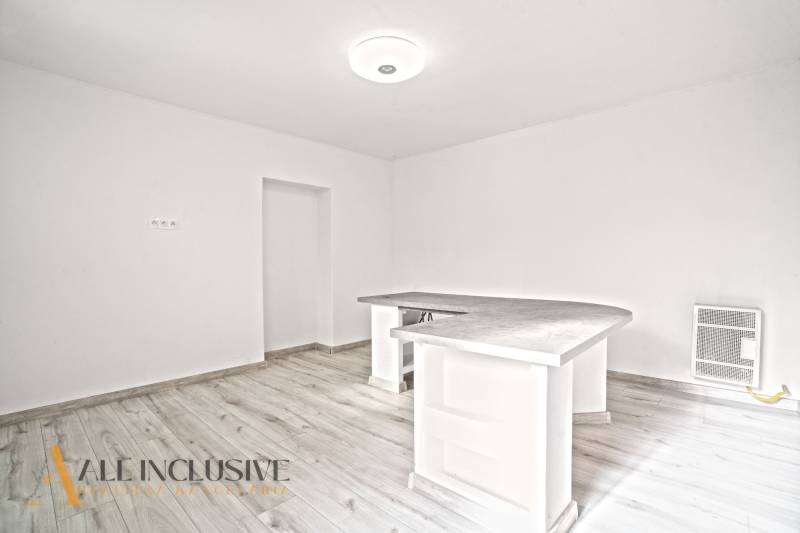 Konyha fa dekor padlóval a Családi házban, minimalista bárpult.