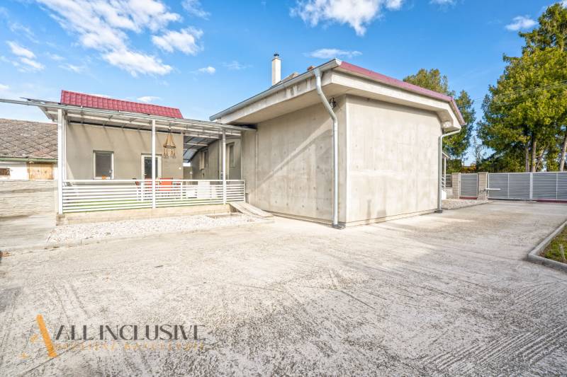 Nagycsalomján található családi ház terasszal és széles bejárattal, zöldövezettel körülvéve.