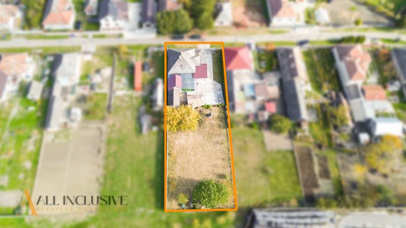 Légi felvétel egy családi házról Nagykosihán, amelyet szomszédos házak vesznek körül.