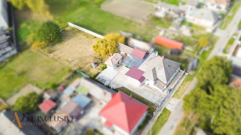 Családi ház külső része Nagykosihán, tágas kerttel és nagy udvarral.