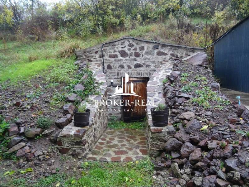 Családi ház kertjében található kőpince FONY városában.